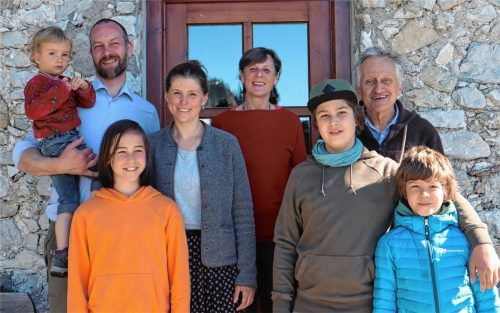 Die neuen Pächter Sebastian und Rosa Lohrmann (von links), ihre Kinder Martha, Raphael, Laurin und Micha sowie die Eltern Sabine (Mitte) und Jürgen Lohrmann (rechts). Foto Privat