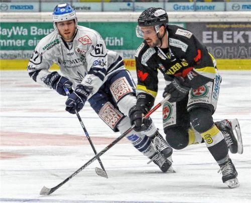 Die Rückkehr zu den Starbulls ist perfekt: Manuel Edfelder (rechts) kommt von den Tölzer Löwen. Foto  Oliver Rabuser