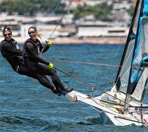 Die Seglerinnen Tina Lutz und Susann Beucke (links) präsentierten sich kurz vor den Olympischen Spielen mit dem Sieg in der 49er-FX-Klasse in guter Form. Foto Luis Fraguas
