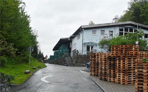 Die St.Leonhardsquelle braucht Platz: Rund um die Gebäude in Leonhardspfunzen stapeln sich Paletten und Getränkekisten. Foto Schlecker