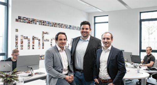 Die stolzen Gründer der „InnFactory“ (noch vor der Corona-Pandemie): Maximilian Grassl (links), Tobias Jonas und Anton Spöck (rechts) sind mit ihrer Impfsoftware mittlerweile bei Dax-Konzernen gefragt. Foto Re