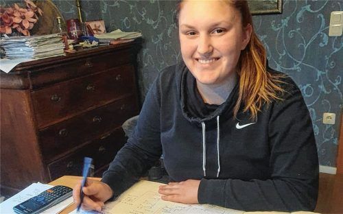 Die vergangenen beiden Wochen hat sich Anna Mußner zu Hause auf das Abitur vorbereitet, Schüler und Lehrer traf sie nur digital.Foto  Privat