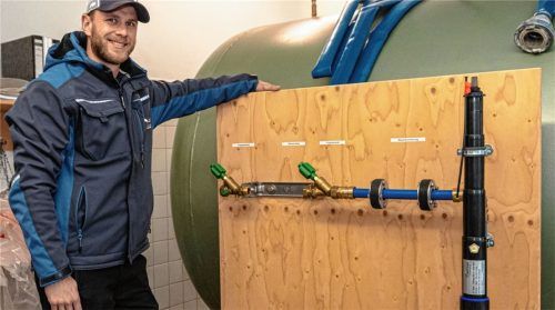 Dieses Modell zeigt eine Hauptwasserleitung mit einem davon abzweigenden Hausanschluss. Das schwarze Rohr ist ein Schieber, mit dem die Hauswasserleitung von der Hauptleitung getrennt werden kann. Mit ähnlichen Schiebern sind in Abständen auch die Hauptwasserleitungen ausgerüstet, so dass Segmente zur Reparatur vom gesamten Netz getrennt werden können.