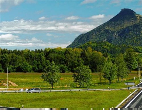 Direkt hinter der Autobahnausfahrt Kiefersfelden liegt das über 8000 Quadratmeter große Areal, auf dem schon bald die Firmenzentrale von Dynafit entstehen soll. Foto Hoffmann