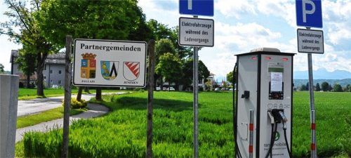 Direkt vor dem Rathaus in Feldkirchen befindet sich eine Ladestation für Elektrofahrzeuge. Allerdings ist diese momentan außer Betrieb. Foto  Merk