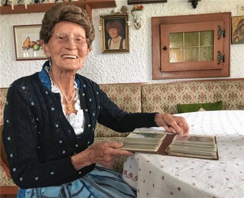 Ehrenkreisbäuerin Burgl Gschwendtner ist 90 Jahre alt geworden. Zu diesem Anlass wirft sie einen Blick ins Familienfotoalbum. Foto Schöne