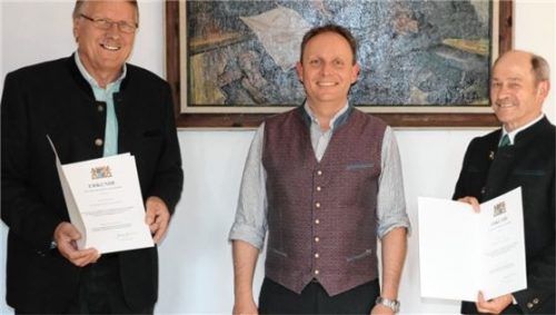 Ehrung: Josef Hollinger (links) und Peter Freund (rechts) erhielten von Daniel Mair die Verdiensturkunde. Foto Rehberg