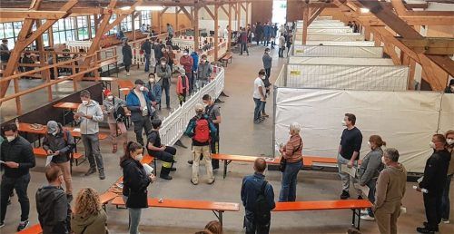 Ein Blick nach Ebersberg: Am vergangenen Wochenende hat dort ein Astrazeneca-Impftag stattgefunden, bei dem Haus- und Fachärzte rund 1500 Impfdosen ohne Priorisierung und terminliche Anmeldung verimpft haben. Foto Block