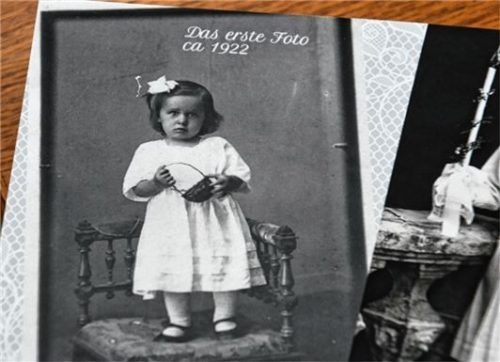 Ein Blick zurück: Das erste Foto im Album zeigt Therese Zeiler im Alter von zwei Jahren.