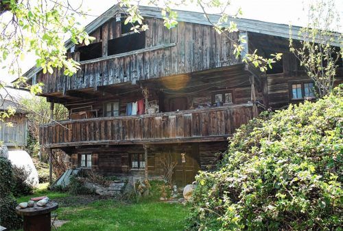 Das Trogerhaus in Au ist ein kulturhistorisches Juwel: Thomas Poschauko von der Erbengemeinschaft könnte sich vorstellen, dass das Gebäude und sein Umfeld einen klassischen Dorfplatz bilden, an dem Künstler und Vereine ihre Traditionen leben könnten. Foto  Strim