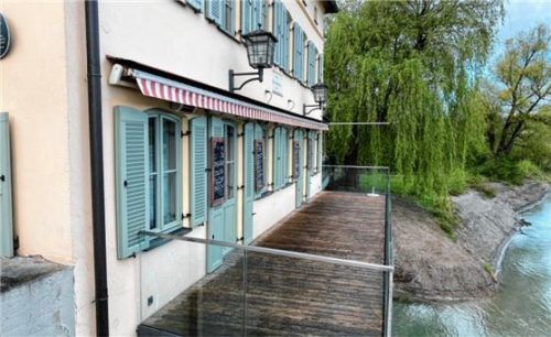 Ein trüber Anblick: die leere Terrasse bei Enzos Pizzera „Adria“ an der Roten Brücke.