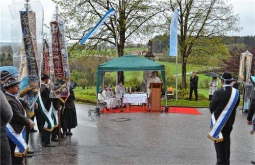 Ein würdevolles Gedenken an die Toten von Weltkriegen und kriegerischen Konflikten fand am Kriegerdenkmal in Schwabering statt. Foto Niessen