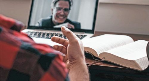 Eine aufrechte Körperhaltung, begleitende Gesten und eine gute Beleuchtung sind wichtige Faktoren, um beim virtuellen Vorstellungsgespräch einen positiven Eindruck zu hinterlassen. Fotos djd-k/adeccogroup.de/Unsplash