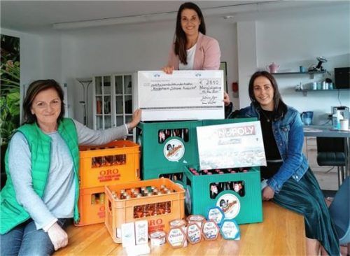 Eine freudige Spendenübergabe: Juliane Jäger (Mitte) und Anna Winkler (links) übergaben einen Scheck von 2810 Euro an Kinderheimleiterin Wilhelmine Hansen. Foto RE