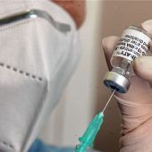 Jugendliche warten auf Impfung