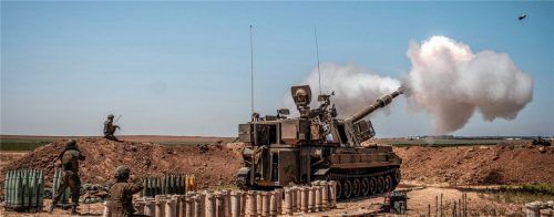 Eine israelische Artillerie feuert von einer Position an der Grenze zwischen Israel und Gaza in der Nähe von Sderot in Richtung des Gazastreifens. Der Konflikt im Nahen Osten beschäftigt unsere Leser.Foto dpa
