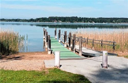 Eine Rampe erleichtert den Zugang zum Wasser. Foto re