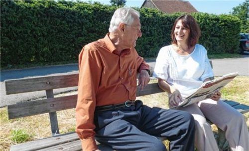 Eine Senioren-Assistentin ist Hilfe in vielen Bereichen. Foto djd-k/Büchmann/Seminare, Nicole Naas, Biberach