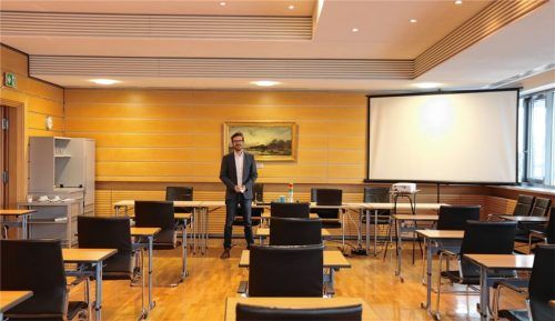 Eine Sitzordnung wie im Klassenzimmer wollen die Stephanskirchener Gemeinderäte auf Dauer nicht. Zum einen, weil aus den letzten Reihen der Blick auf Bürgermeister, Verwaltung und Leinwand weit ist, zum anderen, weil die Akustik nicht gut ist, zum Dritten, weil sie sich bei Diskussionen nicht anschauen können und zum Vierten, weil sie für Hybridsitzungen ungeeignet ist. Foto Mayer