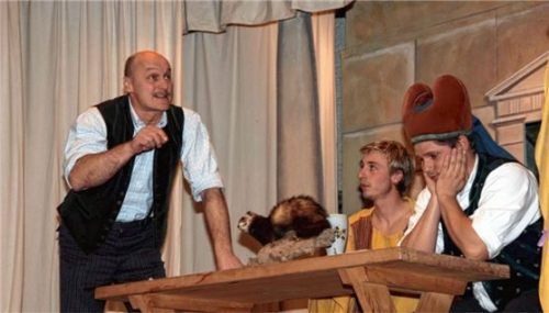 Eine Spielszene mit Peter Wiesholzer (links), der 40 Jahre bei Auftritten mitspielte und 25 Jahre Theaterleiter war. Foto Hötzelsperger