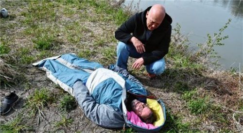 Eingepackt: Gegen Wind, Wasser und Kälte soll der Sheltersuit schützen. Gegen Ameisen ist er jedoch wirkungslos.
