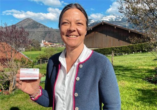 Elisabeth Kirchner und ihr Blutspendeausweis. Fazit ihres Selbstversuchs: Tut nicht weh und ist schnell vorüber. Foto re