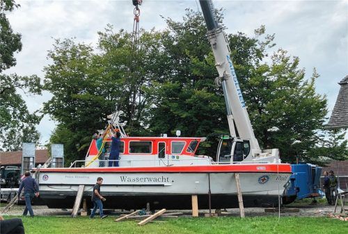 Ende August 2020 mussten die Priener Wasserwachtler ihren „Rolf“ an Land heben. Seitdem liegt er – inzwischen unter einer Plane geschützt – auf dem Vereinsgelände in Stock. Fotos Wasserwacht