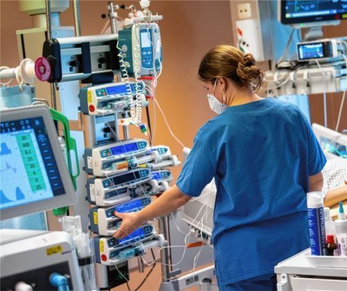 Entzündungshemmer werden früher verabreicht, eine Beatmung erfolgt später: Während der Corona-Pandemie lernte auch die Medizin gewaltig dazu. Foto dpa