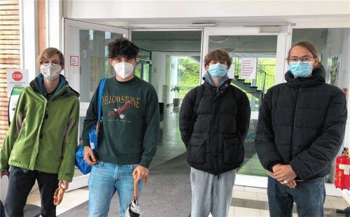 Erschöpft, aber erleichtert: Elias Münch, Noah Lerchenberger, Leo Hogger und Aron Heigenhauser haben gerade ihre erste Prüfung fürs Abitur hinter sich gebracht. Foto Geyer