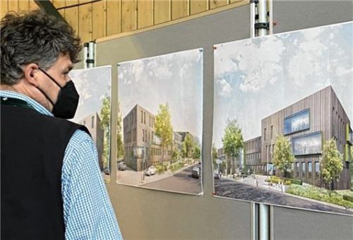 Erstmals sahen die Räte – hier Georg Ziegltrum (CSU) – die Pläne für das Rathaus in 3D und waren ernüchtert.