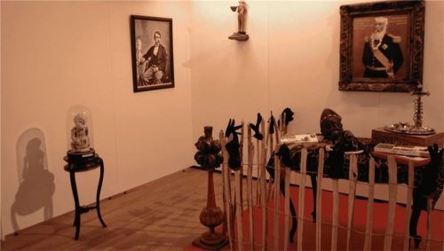 Fakt oder Fake? Was wie ein Museumsraum daherkommt, ist tatsächlich eine Kunstinstallation von Willee WTH Regensburger. Foto re