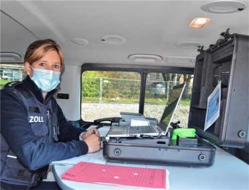 FKS-Mitarbeiterin Alex Astner kann im Dienstbus die Echtheit von Dokumenten sofort überprüfen.