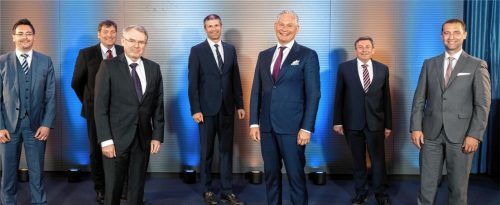 Freude über das gelungene Verschmelzungsjahr bei Markus Niederbichler und Peter Schacherbauer (beide stellvertretende Aufsichtsratsvorsitzende), Prof. Dr. Josef Stadler, Vorsitzender des Aufsichtsrates, Mirko Gruber, Vorstandsmitglied, Wolfgang Altmüller, Vorstandsvorsitzender, Reinhard Frauscher und Roland Seidl (beide Vorstandsmitglieder; von links). Foto re