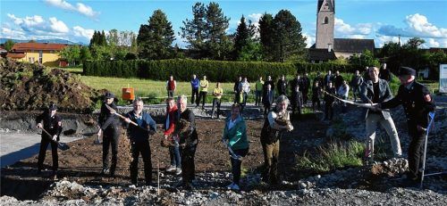 Freuen sich über den Spatenstich: (von links) Konrad Geidobler, Gerhard Taschner, Ulrich Staber, Zweiter Bürgermeister Hans Bürger-Schuster, Bürgermeister Rudolf Leitmannstetter, Bauamtsleiterin Jeanette Sonntag, Architekt Frank Wimmer, Dritter Bürgermeister Anton Görgmayr und Andreas Pfaffinger.Foto Schlecker