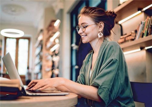 Für die Weiterbildung gibt es Unterstützung vom Staat. Foto BullRun/stock.adobe.com/akz-o