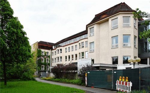 Für eine bessere Ausleuchtung der WLAN-Signale hat die Stadt Rosenheim das Budget für die Sanierung des Karolinen-Gymnasiums aufgestockt. Foto Schlecker