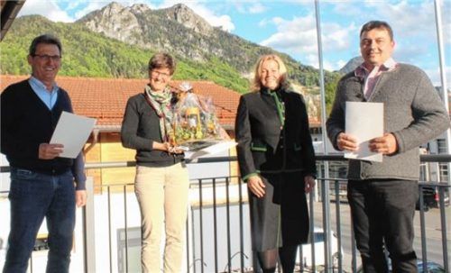 Für ihr langjähriges Wirken in der kommunalen Selbstverwaltung wurden (von links) Peter Moser, Barbara Schiedermair und Peter Dettendorfer geehrt. Die Laudatio hielt Nußdorfs Zweite Bürgermeisterin Susanne Grandauer (Zweite von rechts).Foto Steffenhagen