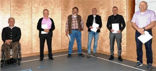 Für ihre Dienste im kommunalen Bereich erhielten die fünf Geehrten vom Kiefersfeldener Bürgermeister Hajo Gruber (links) Urkunden und Medaillen: (von links) Roland Schmidt, Peter Kranzl, Franz Holzmüller, Christian König und Ralf Wieser. Foto Hoffmann