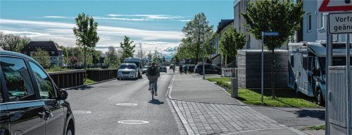 Gedacht als Mittel zur Verkehrsberuhigung, von manchen Radfahrern als Verkehrsgefährdung empfunden: die Parkflächen entlang der Unteren Mangfallstraße. Foto  Thomae
