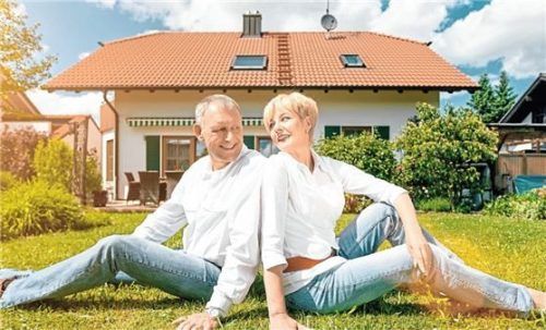 Gelassen und mit Rückhalt im Alter: Immobilieneigentum sorgt während der Rente für deutlich mehr finanziellen Spielraum. Foto Kzenon / Panthermedia