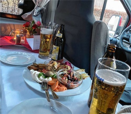 Gemüse-Vorspeise und Bier im Auto: Beim Bräustüberl in Egg bei Halfing bekommen Gäste ihr Abendessen in ihren eigenen mobilen vier Wänden serviert. Der Trend heißt „Wohnmobil-Dinner“. Foto privat