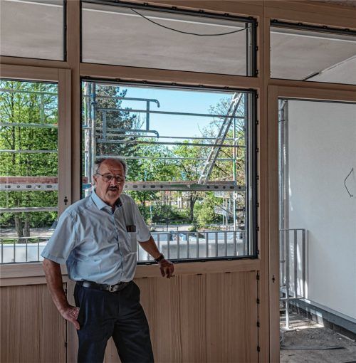 Geschosswohnungsbau – wie hier der Neubau gegenüber dem Rathaus – hat viele Vorteile, findet Kolbermoors Bürgermeister Peter Kloo. Nicht zuletzt den, dass er bedarfsgerechtes Bauen ermöglicht. In einem Haus finden sich sowohl Wohnungen für Singles als auch für Familien. Foto  Thomae