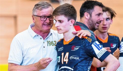 Gewiefter Stratege und Analytiker: Co-Trainer Sepp Wolf (links) hat dem TSV Mühldorf wertvolle Dienste geleistet, wird aber den Trainerstab um Cheftrainer Michi Mayer (Zweiter von rechts) verlassen. Fabian Bartsch (Nummer 14) war neben Alex Brandstetter erfolgreichster Mühldorfer Spieler, beide sammelten je neun MVP-Medaillen.Foto Bartsch