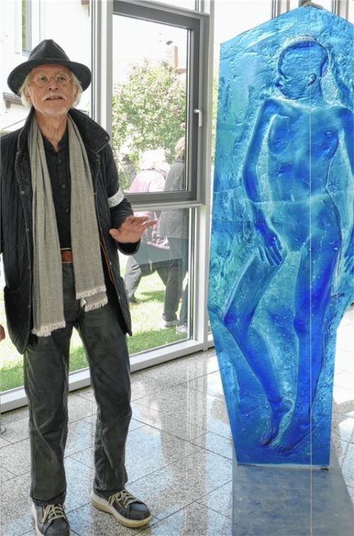 Glasgestalter Florian Lechner mit seiner Skulptur „Trauer“. Foto Kirchner
