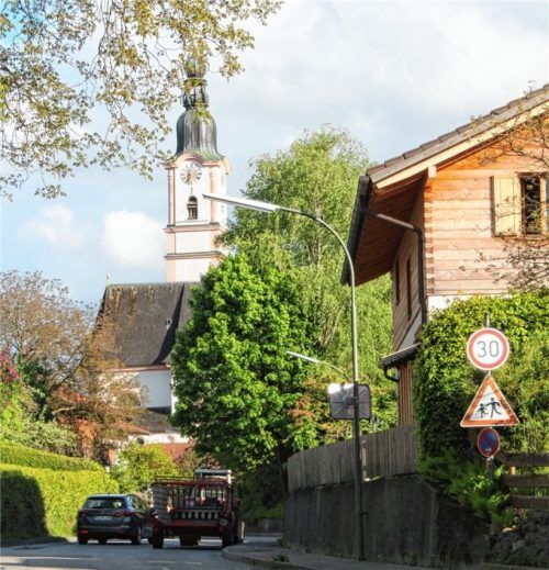 Gut ausgebaut präsentiert sich die Kirchstraße in Flintsbach. Kurz vor der Grundschule gilt schon seit langer Zeit Tempo 30. Hier sollen künftig spezielle Geschwindigkeits- und Vorfahrtsregeln gelten.Foto Steffenhagen
