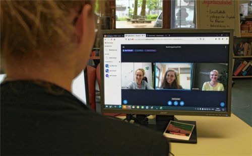 Haben das Bewerbungsplanspiel an der Mittelschule am Luitpoldpark organisiert: (Von links) die Sozialpädagoginnen Lisa Elflein, Anne Schmidt und Gitti Schneider vom Verein „Pro Arbeit“. Foto re