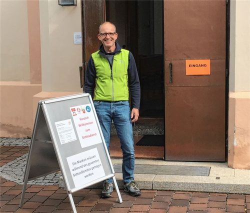 Hans Jürgen Opitz vor dem Eingang zur Kirche Heilige Dreifaltigkeit. Eigentlich ist er in Wiederkunft Christi schon als Gebetsordner tätig, springt aber auch mal ein. Foto Weinzierl