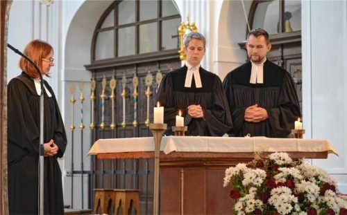 Herzliche Begrüßung:  (von links) Pfarrerin Betina Heckner und das Pfarrerehepaar Dr. Julia Offermann und Dr. Dietrich Klein.Foto re