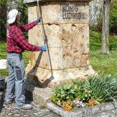 Steinmetze sorgen für sicheren Stand des Kinis