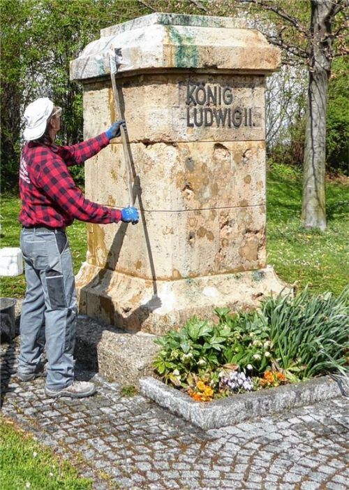 Hier stand einst König Ludwig II., bis eine Sturmböe im März 2019 die Bronzestatue vom Denkmalsockel an der Haßlerstraße fegte. Am Wochenanfang hatte Johannes Mayerhofer-Franke damit begonnen, die Naturstein-Säule zu säubern und zu restaurieren. Foto Riediger